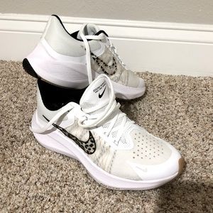 Women’s Nike Zoom Winflo SIZE 7.5 US